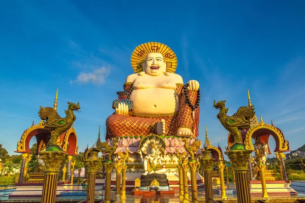 Wat Plai Laem Tapınağı, Samui, Tayland 'da bir yaz günü gülümseyen ya da mutlu Buda heykeli