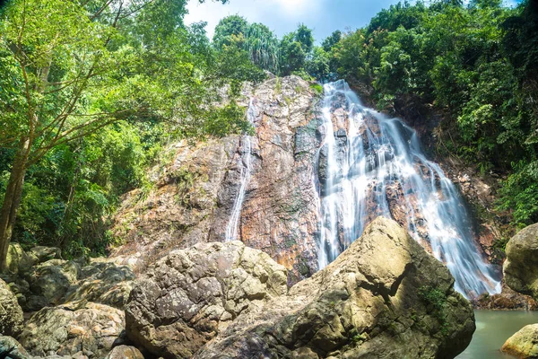 Koh Samui Adası, Tayland bir yaz günü Namuang Şelalesi