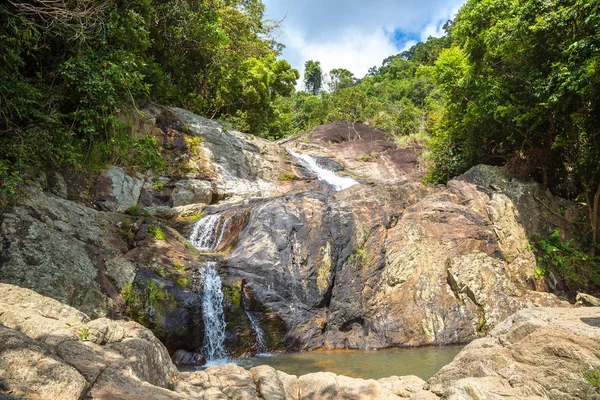 Namuang 瀑布在苏梅岛海岛 泰国在夏天天 — 图库照片