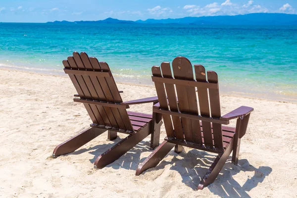 Cadeiras Madeira Vazias Uma Praia Areia Ilha Koh Samui Tailândia — Fotografia de Stock