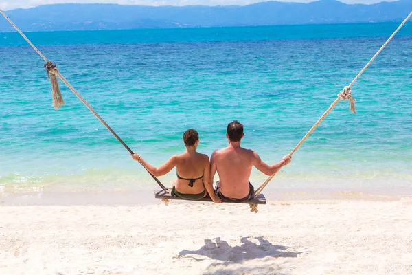 Casal Jovem Balançando Balanço Ilha Koh Samui Tailândia Dia Verão — Fotografia de Stock