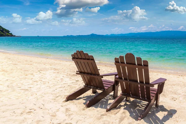 Cadeiras Madeira Vazias Uma Praia Areia Ilha Koh Samui Tailândia — Fotografia de Stock