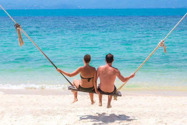 Young Couple Swinging Swing Koh Samui Island Thailand Summer Day — Stock Photo, Image