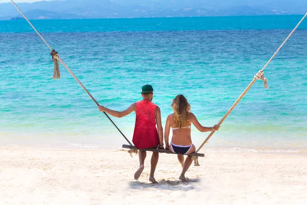 Casal Jovem Balançando Balanço Ilha Koh Samui Tailândia Dia Verão — Fotografia de Stock