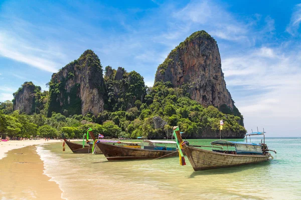 Tradycyjną Długą Łodzią Railay Beach Krabi Tajlandia Letnie Dni — Zdjęcie stockowe