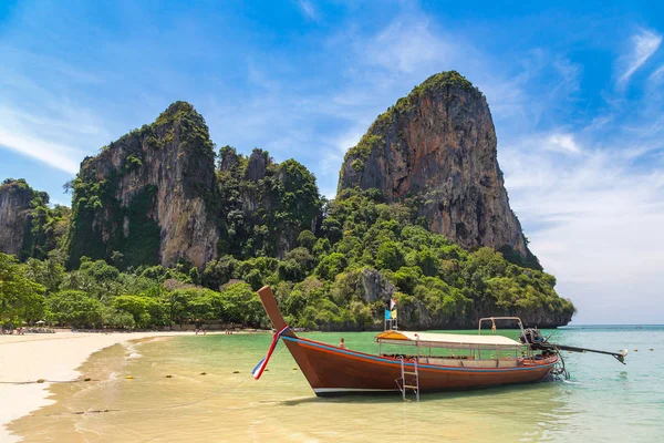 Traditionelles Langschwanzboot Strand Von Railay Krabi Thailand Einem Sommertag — Stockfoto