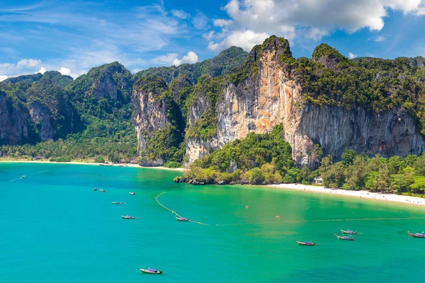 Railay Beach, Krabi, Tayland bir yaz günü panoramik havadan görünümü