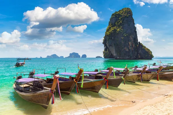 Ao Phra Nang Beach, Krabi, Tayland bir yaz günü teknede geleneksel uzun kuyruk