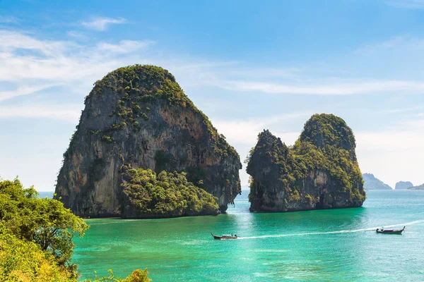 Ao Phra Nang Beach, Krabi, Tayland bir yaz günü teknede geleneksel uzun kuyruk