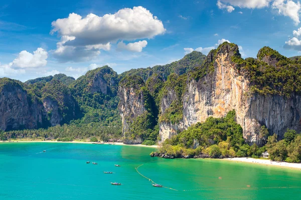 Railay Beach, Krabi, Tayland bir yaz günü panoramik havadan görünümü