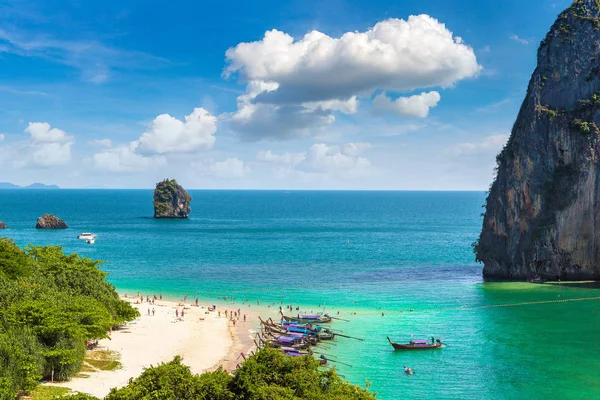 Ao Phra Nang Beach, Krabi, Tayland bir yaz günü teknede geleneksel uzun kuyruk