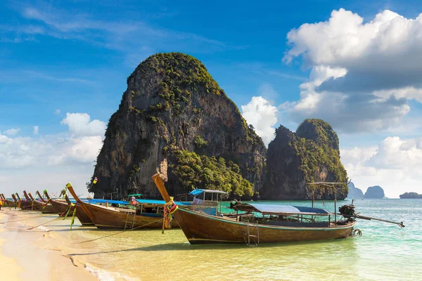 Ao Phra Nang Beach, Krabi, Tayland bir yaz günü teknede geleneksel uzun kuyruk