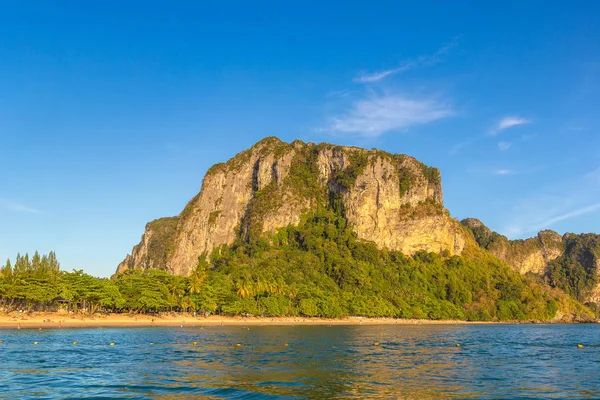 Ao Nang beach, Krabi, Tayland bir yaz günü