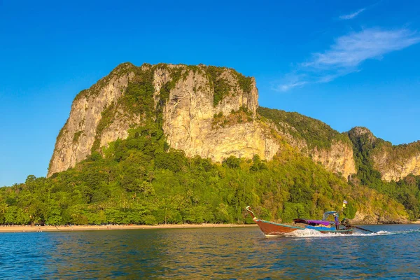 Gün batımında geleneksel uzun kuyruk teknede Ao Nang beach, Krabi, Tayland bir yaz günü