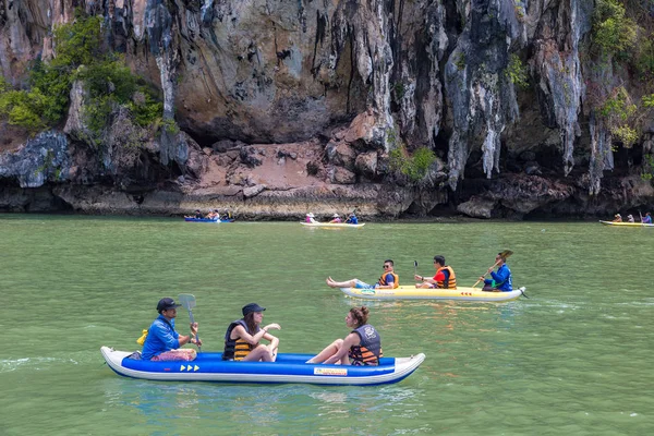 Phang Nga Ταϊλάνδη Μαρτίου 2018 Τουρίστες Καγιάκ Στο Εθνικό Πάρκο — Φωτογραφία Αρχείου