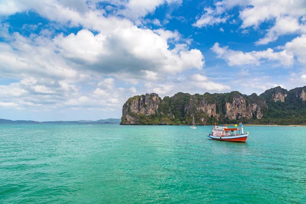 Ao Nang beach, Krabi, Tayland bir yaz günü
