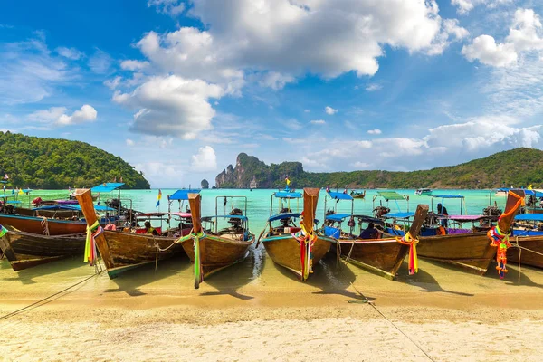 Geleneksel Tay longtail tekne günlük Dalum plaj Phi Phi Don Island, Tayland bir yaz günü