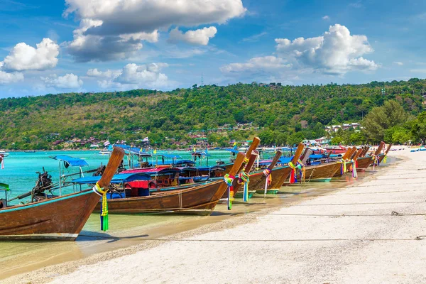 Geleneksel Tay longtail tekne günlük Dalum plaj Phi Phi Don Island, Tayland bir yaz günü