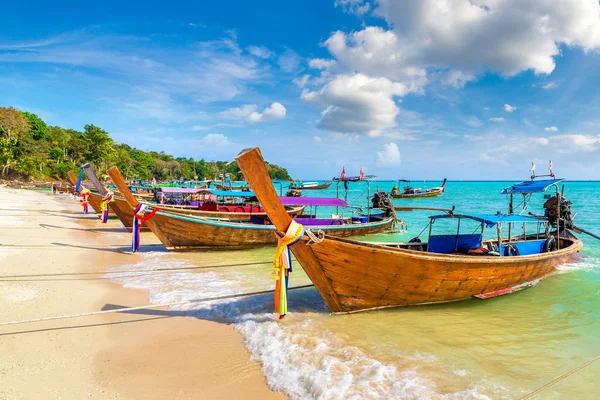 Geleneksel Tay longtail tekne günlük Dalum plaj Phi Phi Don Island, Tayland bir yaz günü