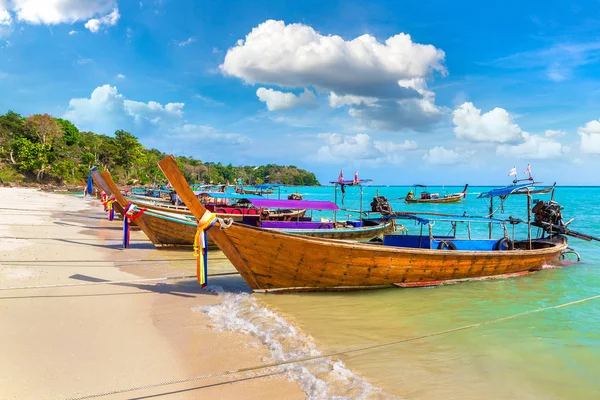 Geleneksel Tay longtail tekne günlük Dalum plaj Phi Phi Don Island, Tayland bir yaz günü