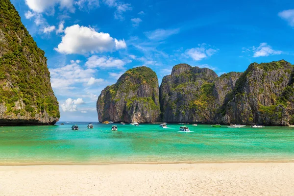 Bir yaz günü Tayland Koh Phi Phi Leh adada Maya Körfezi