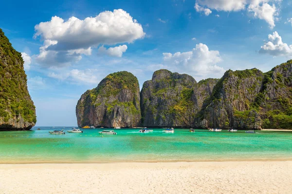 Bir yaz günü Tayland Koh Phi Phi Leh adada Maya Körfezi