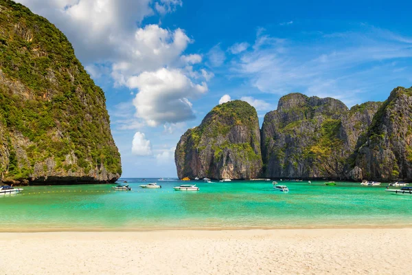 Bir yaz günü Tayland Koh Phi Phi Leh adada Maya Körfezi