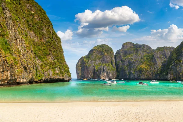 Bir yaz günü Tayland Koh Phi Phi Leh adada Maya Körfezi