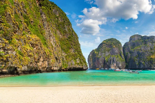 位于泰国的皮皮岛上的玛雅湾夏日 — 图库照片