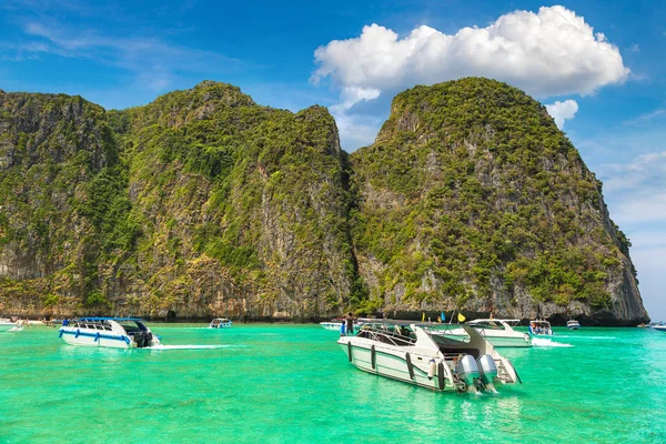 Bir yaz günü Tayland Koh Phi Phi Leh adada Maya Körfezi