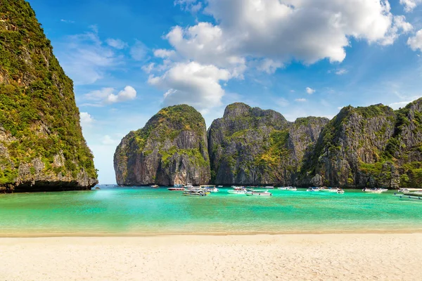Bir yaz günü Tayland Koh Phi Phi Leh adada Maya Körfezi