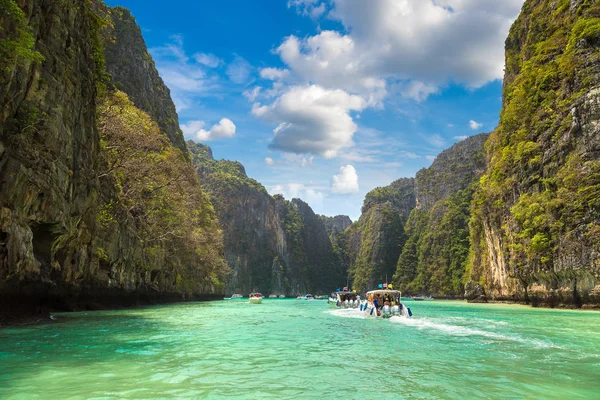 Bir yaz günü Tayland Koh Phi Phi Leh adada Maya Körfezi