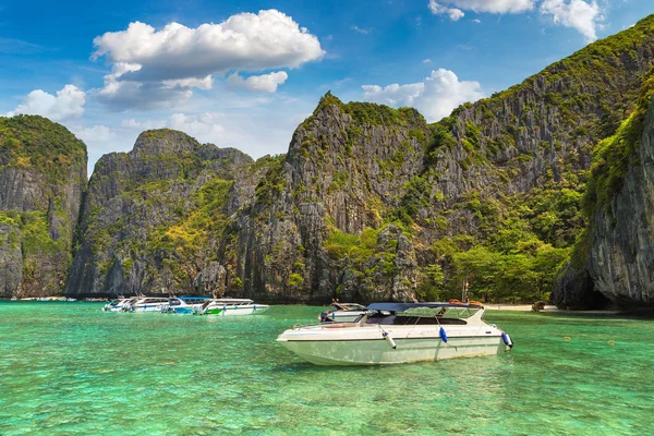 Bir yaz günü Tayland Koh Phi Phi Leh adada Maya Körfezi