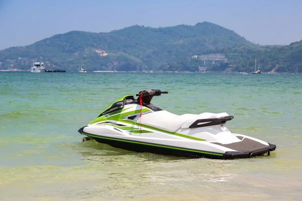 Jet ski Patong beach ve Phuket Tayland Andaman Denizi bir yaz günü içinde
