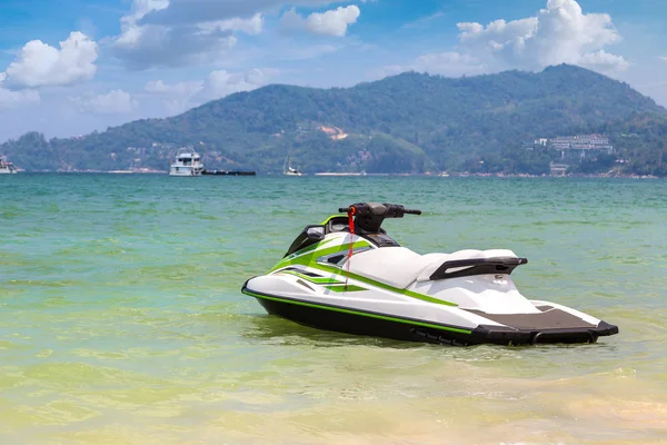 Jet ski Patong beach ve Phuket Tayland Andaman Denizi bir yaz günü içinde