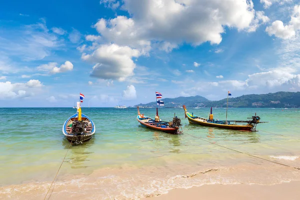 Geleneksel long tail tekne Patong beach ve Phuket Tayland Andaman Denizi bir yaz günü içinde