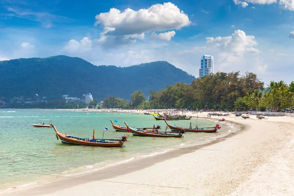 Geleneksel long tail tekne Patong beach ve Phuket Tayland Andaman Denizi bir yaz günü içinde