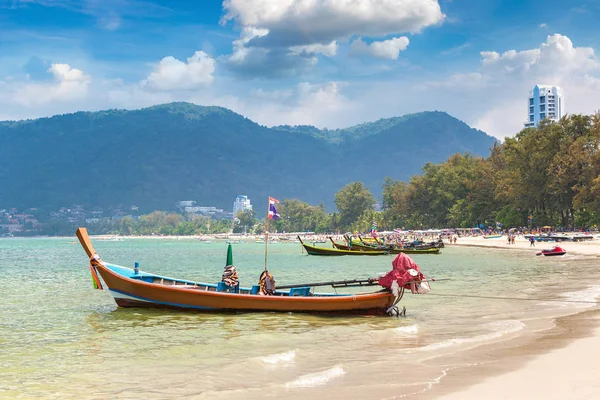 Geleneksel long tail tekne Patong beach ve Phuket Tayland Andaman Denizi bir yaz günü içinde