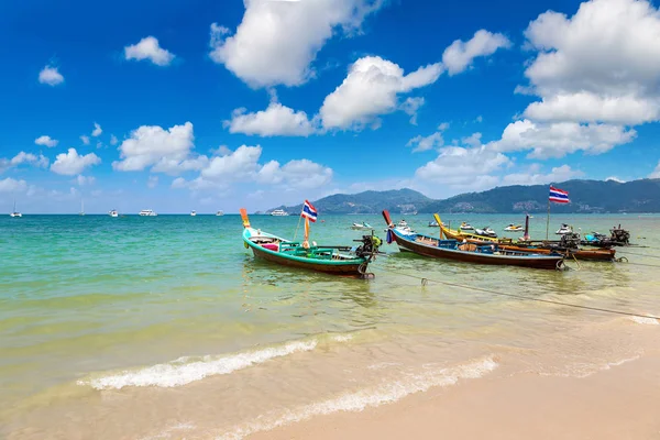 Geleneksel long tail tekne Patong beach ve Phuket Tayland Andaman Denizi bir yaz günü içinde