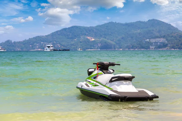Jet ski Patong beach ve Phuket Tayland Andaman Denizi bir yaz günü içinde