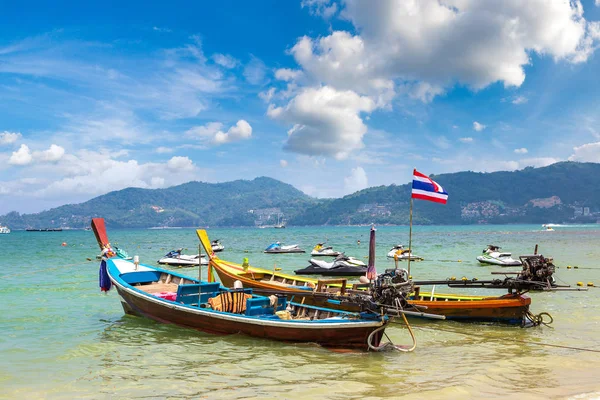 Geleneksel long tail tekne Patong beach ve Phuket Tayland Andaman Denizi bir yaz günü içinde