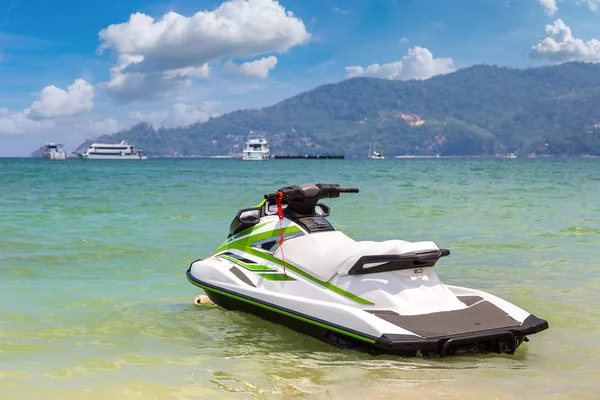 Jet ski Patong beach ve Phuket Tayland Andaman Denizi bir yaz günü içinde