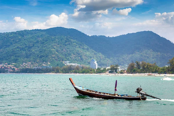 Tradycyjną Długą Łodzią Plażę Patong Morze Andamańskie Phuket Tajlandii Letnie — Zdjęcie stockowe