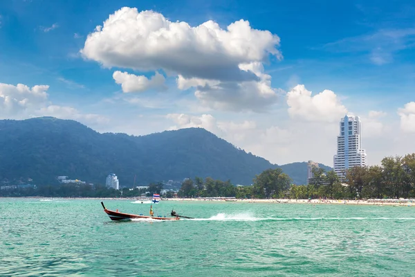 Geleneksel long tail tekne Patong beach ve Phuket Tayland Andaman Denizi bir yaz günü içinde