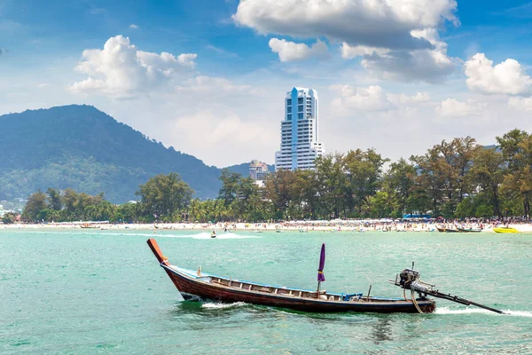 Geleneksel long tail tekne Patong beach ve Phuket Tayland Andaman Denizi bir yaz günü içinde