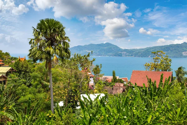 Patong beach ve Andaman Denizi bir yaz günü içinde panoramik manzaralı Phuket Tayland hakkında