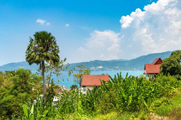 Patong beach ve Andaman Denizi bir yaz günü içinde panoramik manzaralı Phuket Tayland hakkında