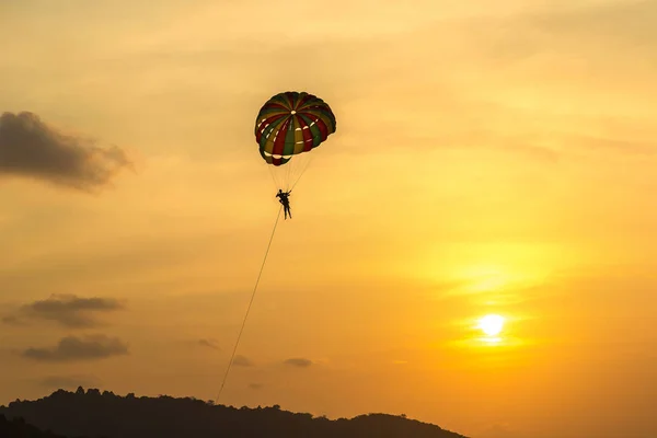 Para Segling Solnedgången Vid Patong Beach Och Andamansjön Phuket Thailand — Stockfoto