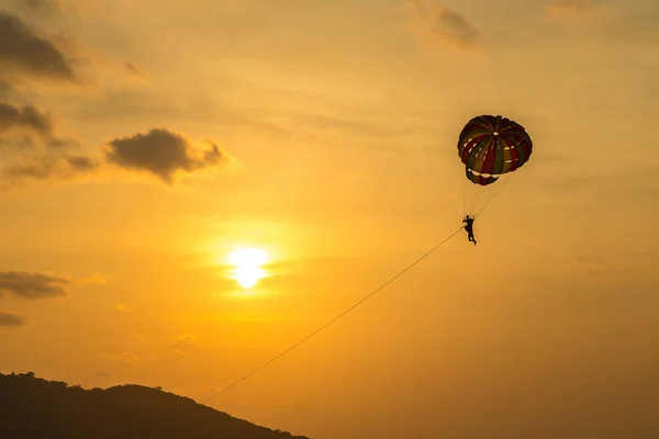 Para Segling Solnedgången Vid Patong Beach Och Andamansjön Phuket Thailand — Stockfoto