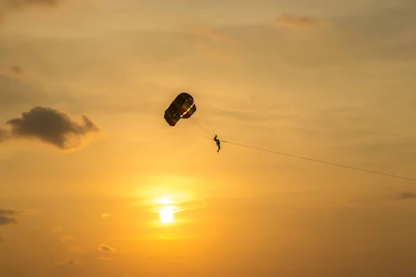 Para Segling Solnedgången Vid Patong Beach Och Andamansjön Phuket Thailand — Stockfoto